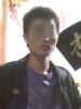 黄**